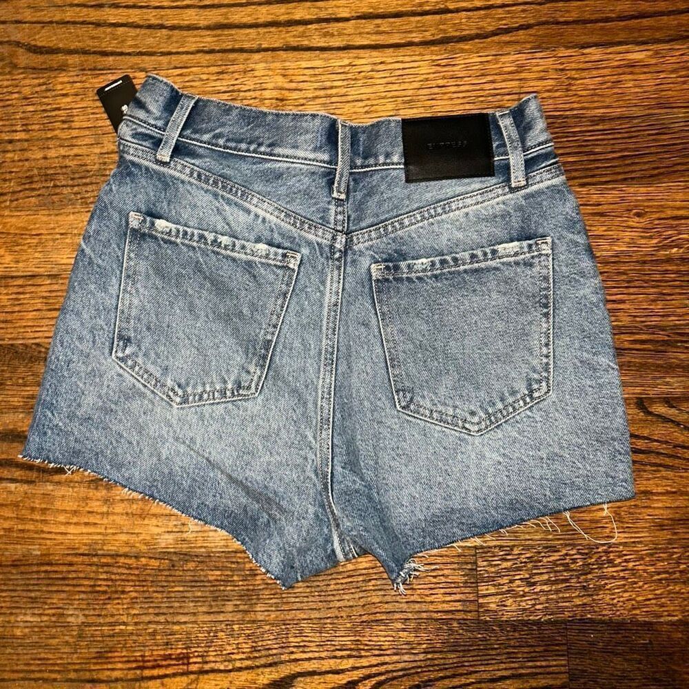 New Express Shorts - Picture 2 of 5